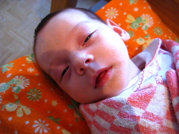 Почему младенцы спят с открытыми глазами Почему младенцы спят с открытыми глазами