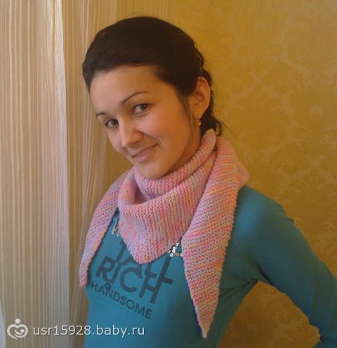 Далее вяжем платочной вязкой, делая прибавк в каждом 5ом ряду всегда с одной стороны. То есть с одной стороны косынка будет прямая (вспоминаем математику